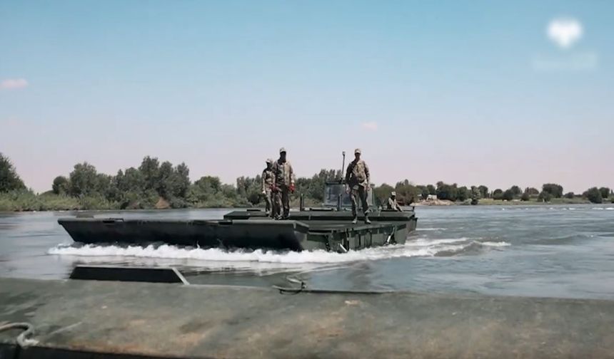 MSB açıkladı; Mehmetçik, Suriye'de Fırat Nehri üzerine yüzer köprü kurdu