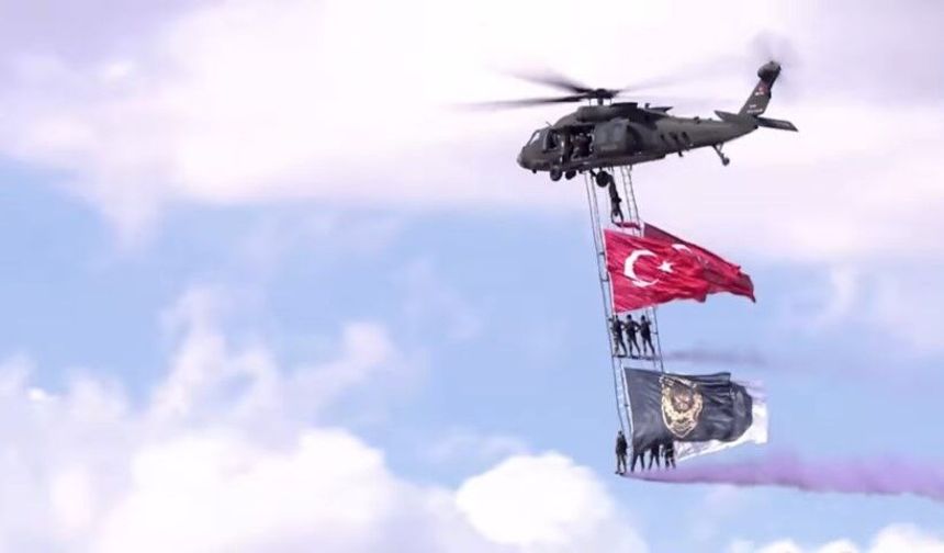 Gökyüzünde Ay-Yıldızlı Şov! Şanlıurfa’da TEKNOFEST’i Sallayan Gösteri
