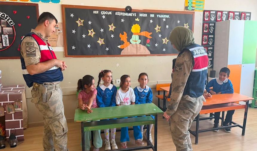 Şanlıurfa jandarma hem sahada hem de okullarda çocukların yanında!