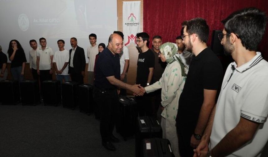 Şanlıurfa’da Üniversiteyi Kazanan Gençlere Anlamlı Destek! Valizler Teslim Edildi