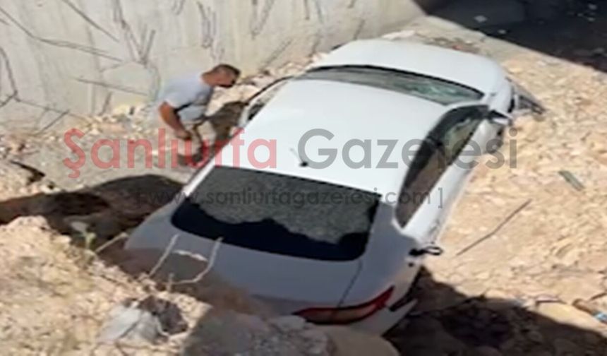 Şanlıurfa’da kontrolden çıkan otomobil inşaat alanına uçtu: 2 Yaralı!