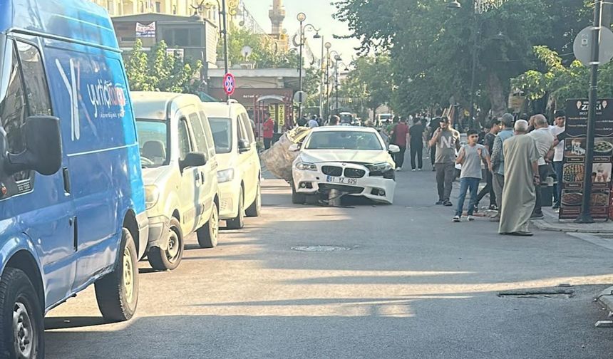 Şanlıurfa’da bu kez görünen kaza: Lüks araba bariyere daldı!