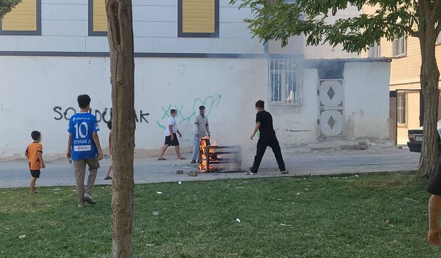 Koltuğu Ateşe Verdiler, Sonra Söndürmek İçin Bakın Ne Yaptılar!