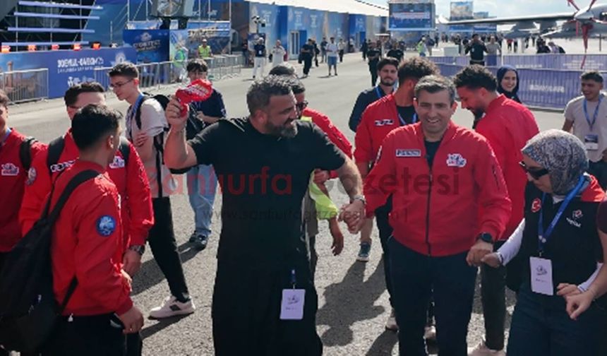 Selçuk Bayraktar Şanlıurfa’da TEKNOFEST türküsü eşliğinde halay çekti