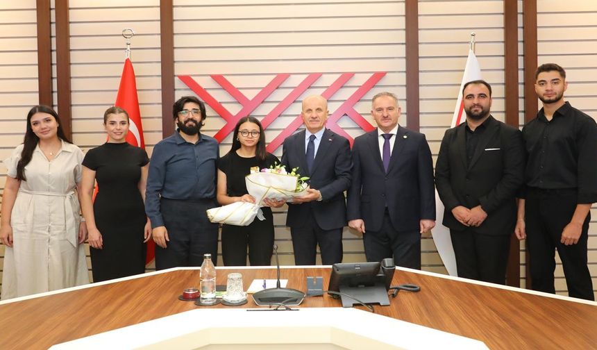 Harran Üniversitesi Rektörü Güllüoğlu ve Vox Humanis Korosu’ndan Ankara çıkarması