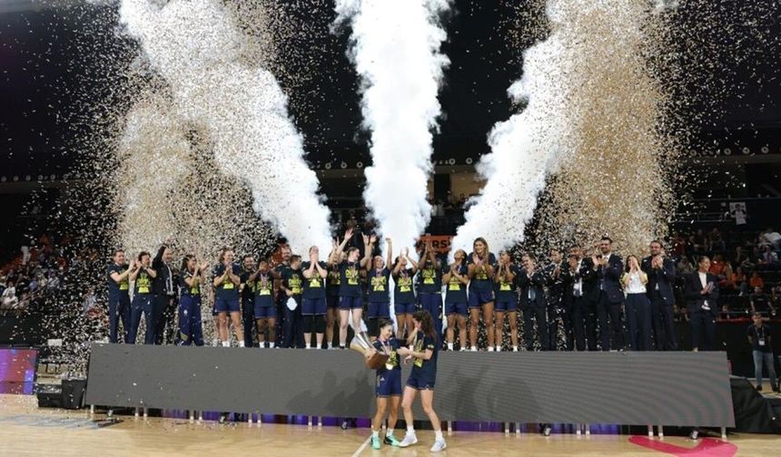 Fenerbahçe Tarfin tarih yazdı! Süper Kupa'yı 3. kez kazandı