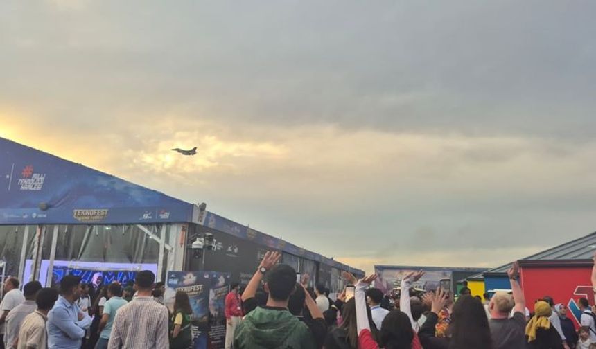 Dikkat, demir bilekler Şanlıurfa semalarında: TEKNOFEST'te SOLOTÜRK'ü yağmur bile durduramadı