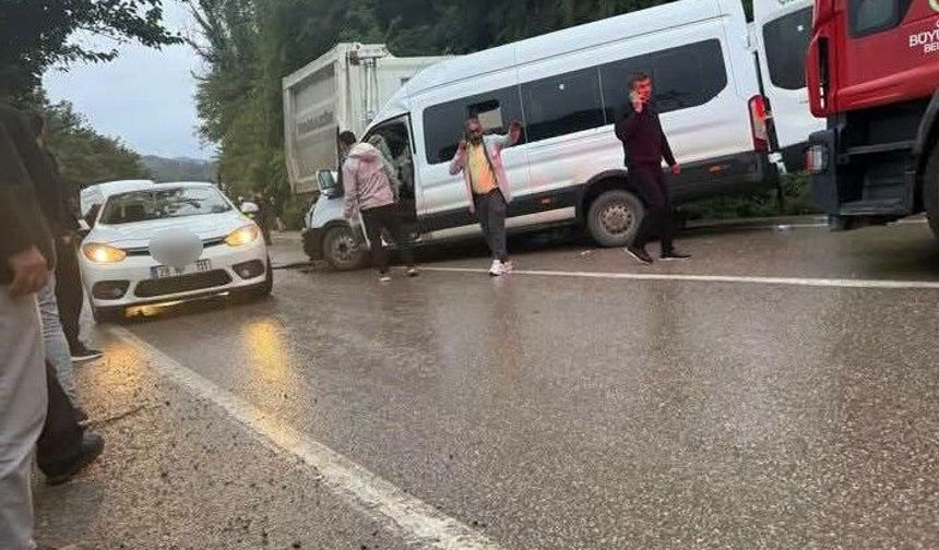 Ordu’da Feci Kaza! Yolcu Minibüsü Kamyona Çarptı: 1 Ölü, 23 Yaralı