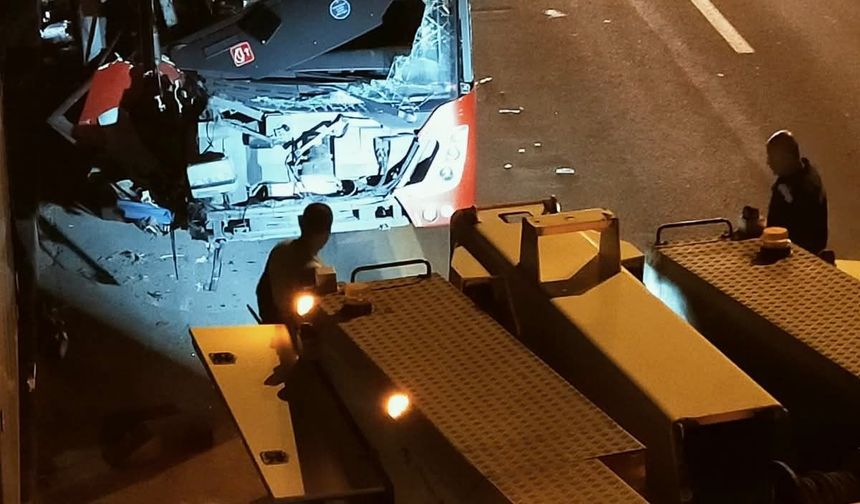 EGO Otobüsü Üst Geçit Asansörüne Çarptı: 24 Yaralı!