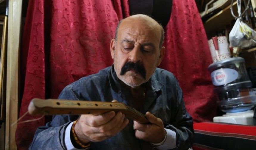 Şanlıurfa’da Babasından Kalan Bağlama İçin “Trilyon Verseler Vermem” Diyor