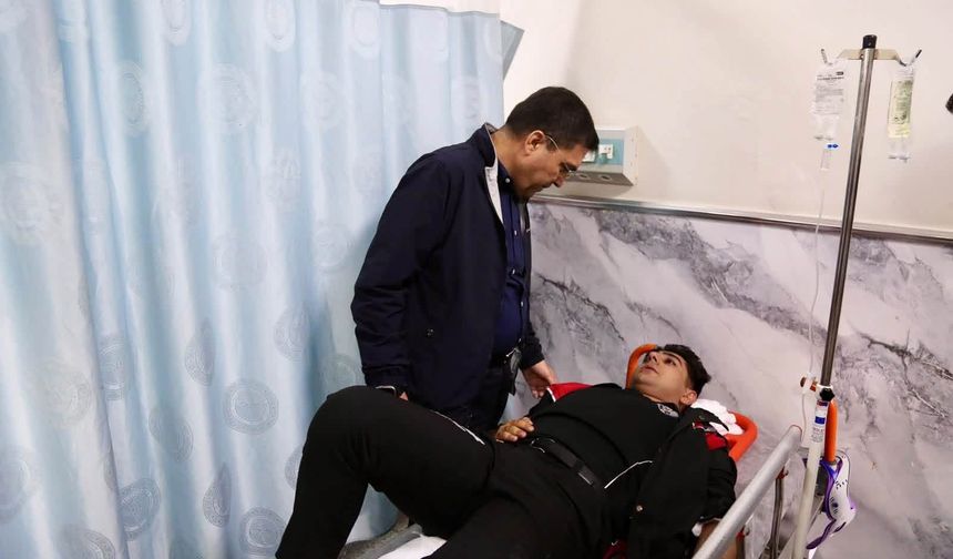 Şanlıurfa Emniyet Müdürü Atilla Aksoy, Kaza Geçiren Polisleri Hastanede Ziyaret Etti