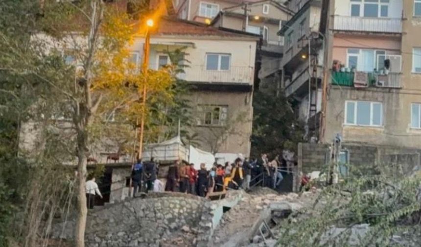 Zonguldak'ta Korkutan Olay: 3 Katlı Bina Bir Anda Çöktü