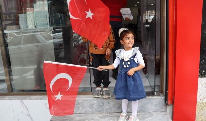 Şanlıurfa’da 29 Ekim Öncesi Dikkat Çeken Çalışma: Türk Bayrakları Dağıtıldı