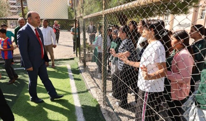 Şanlıurfa Karaköprü’de 5 okul modern spor sahasına kavuştu