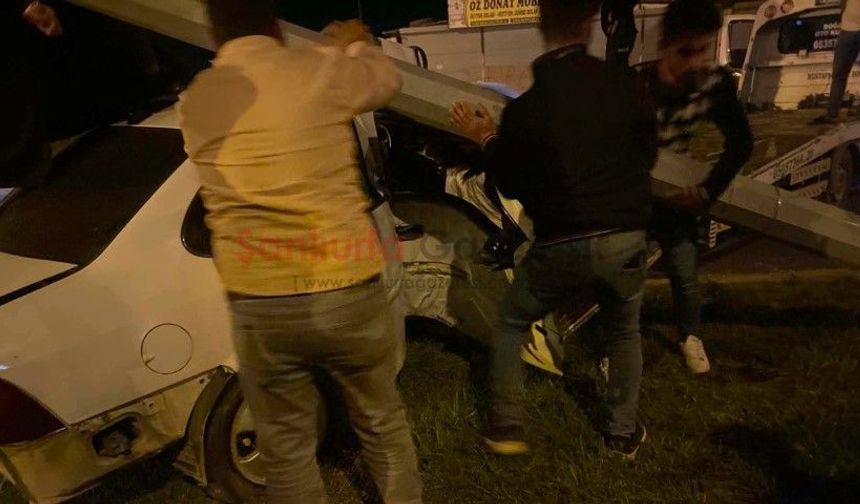Şanlıurfa'da sürücü elektrik direğine çarptı 3 kişi yaralandı