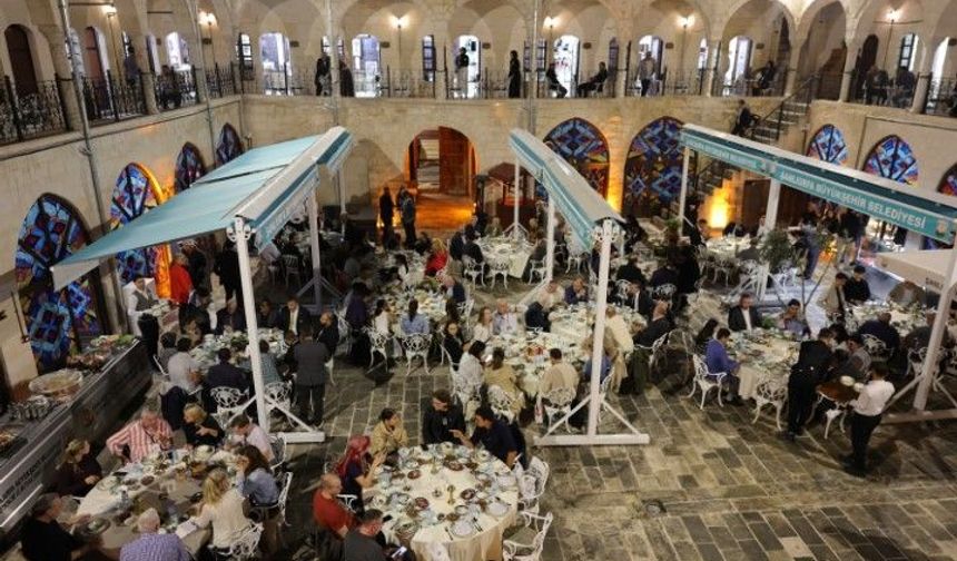 Şanlıurfa’nın Tarihi Mekânında Uluslararası Gece: Barutçu Hanı Konuklarını Ağırladı