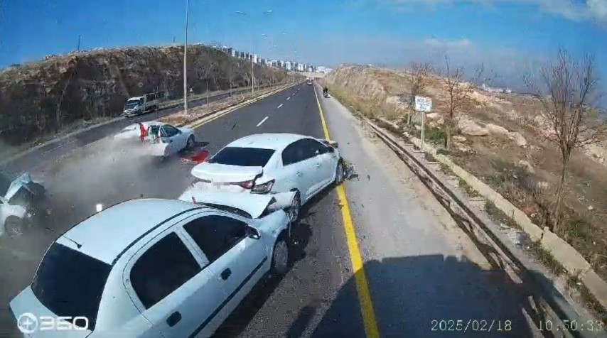 Şanlıurfa’da Zincirleme Trafik Kazası Kameraya Yansıdı1