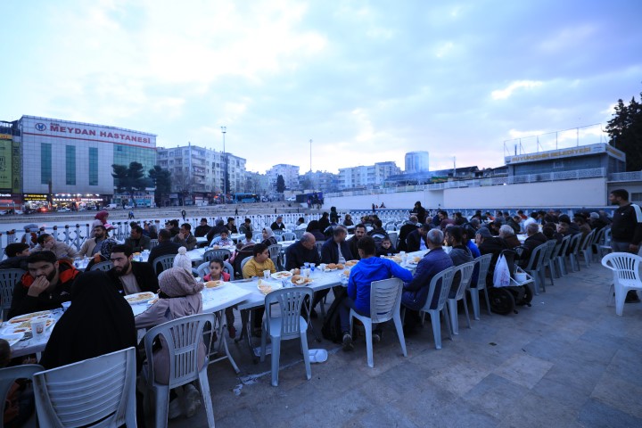 Şanlıurfa’da Ramazan Bereketi Binlerce Kişi Aynı Sofrada Buluşuyor1