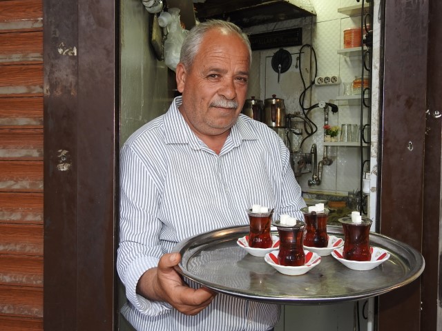 Çaycı İsmet Baba 35 Yıldır Gönülleri Isıtıyor!