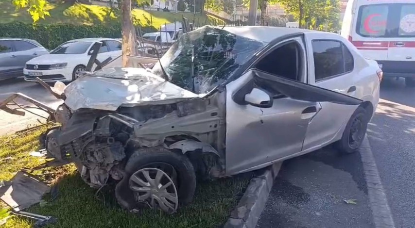 Korku Dolu Anlar! Gaziantep’te Otomobil Refüjdeki Demirlere Çarptı, 2 Yaralı (2)