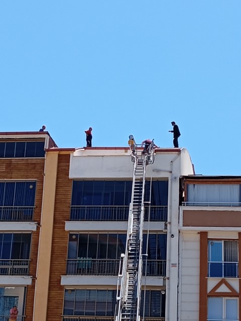 Para İçin Yine Çatıya Çıktı! Ünlü Şahıs Gölhisar’da Yakalandı (2)