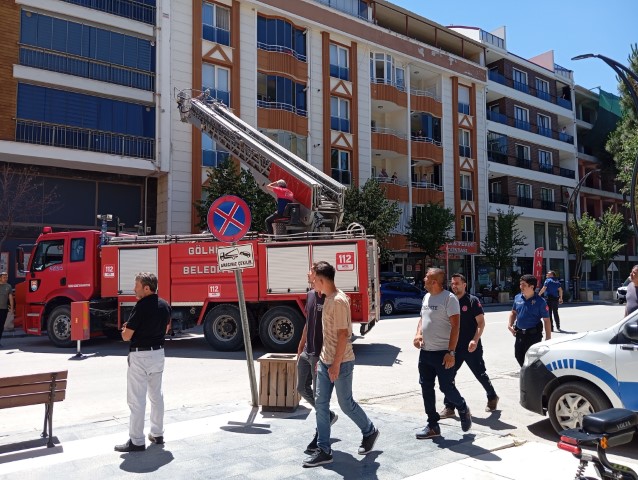 Para İçin Yine Çatıya Çıktı! Ünlü Şahıs Gölhisar’da Yakalandı (3)