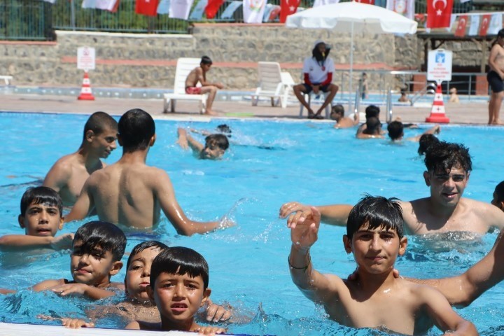 Şanlıurfa’da Gençler Sıcak Havalarda Belediyenin Havuzlarında Serinliyor!-2