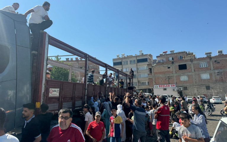 Vatandaşa 27 Ton Karpuz Dağıttı4 (Küçük)