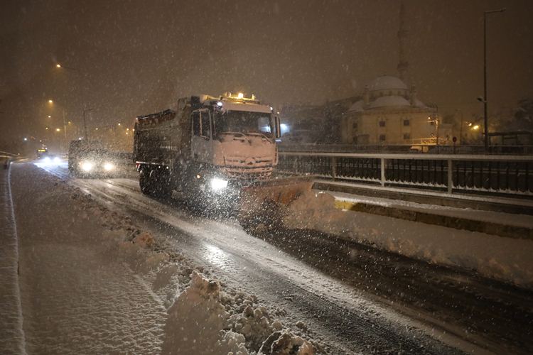 Şanlıurfa’da Kar Alarmı: Ulaşım İçin Gece Boyu Çalışma