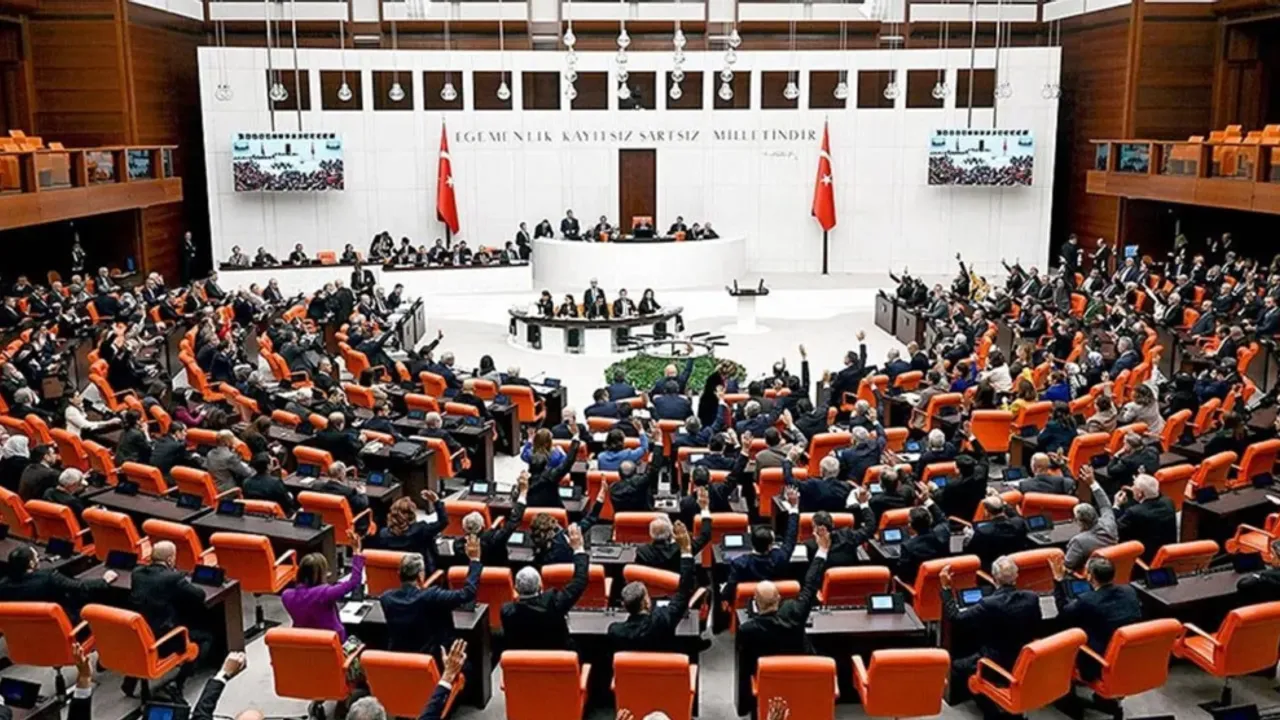 Kadınlar da askere mi gidiyor? Sigara ve alkol tüketenlerin sigortasını kim karşılayacak? Gözler Meclis'te
