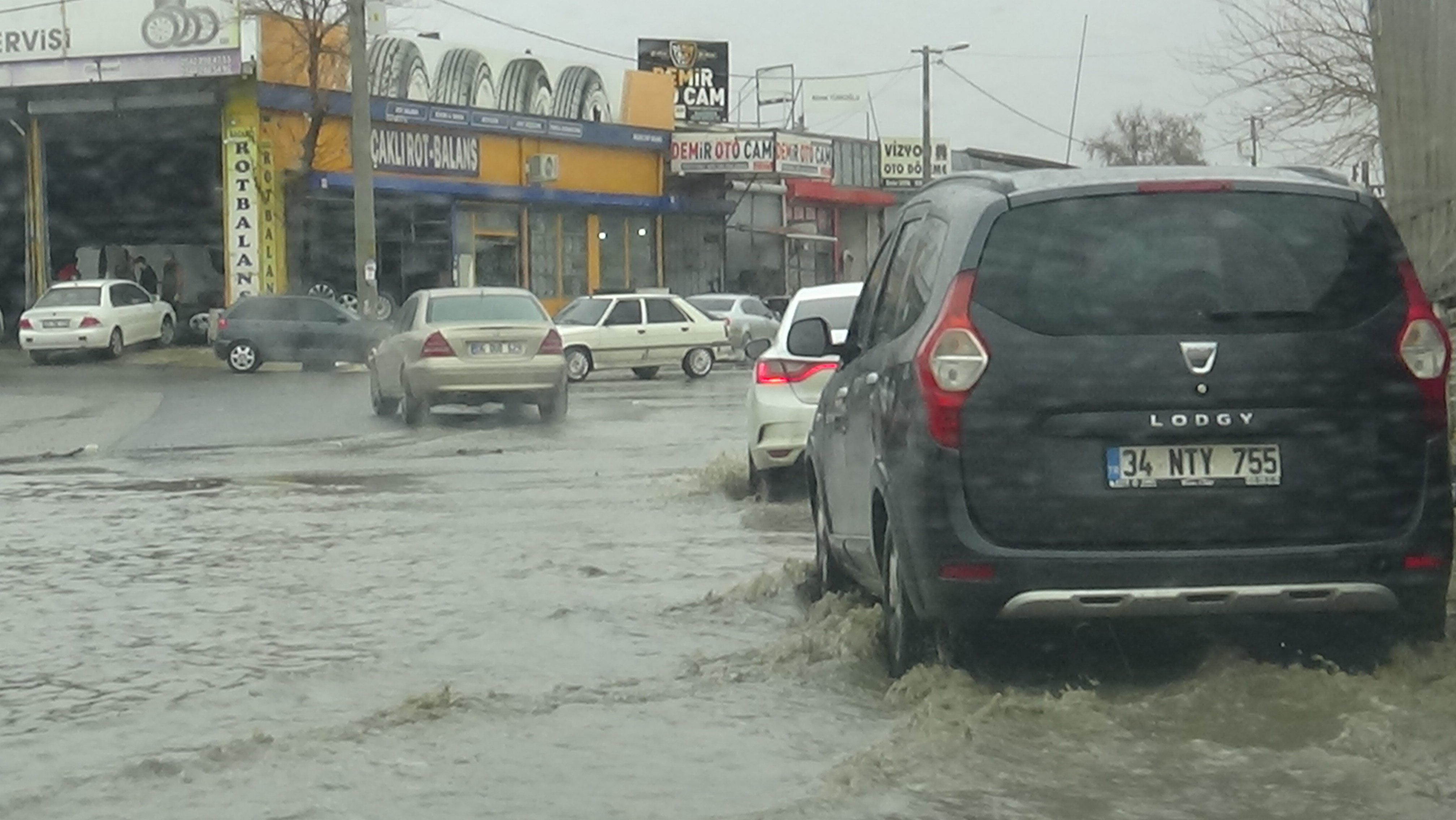 Şanlıurfa’da Sis Ve Yağmur Trafikte Etkili Oldu!