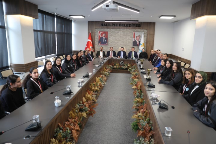 Başkan Canpolat Şanlıurfa İl Şampiyonu Yıldız Kızları Ağırladı!