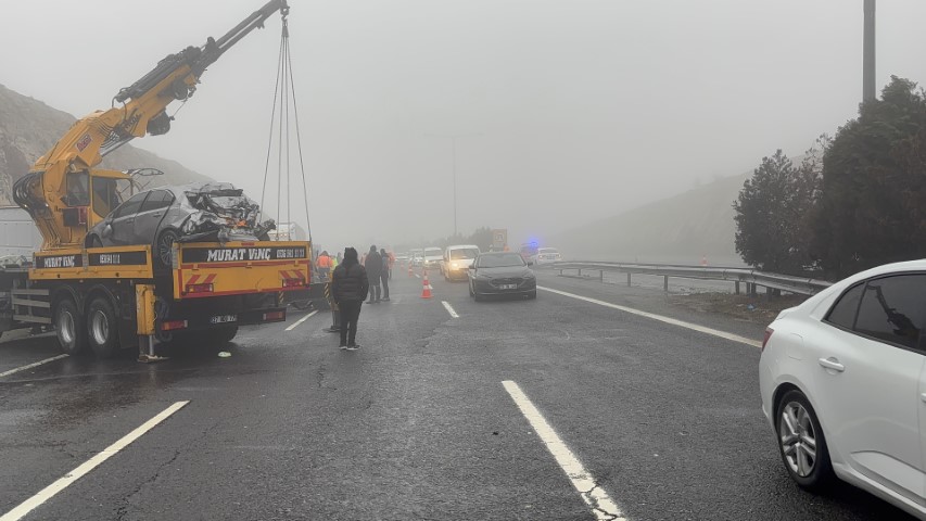 Gaziantep Şanlıurfa Otoyolunda Feci Kaza Sonrası Trafik Kontrollü Sağlanıyor (1) (Küçük)