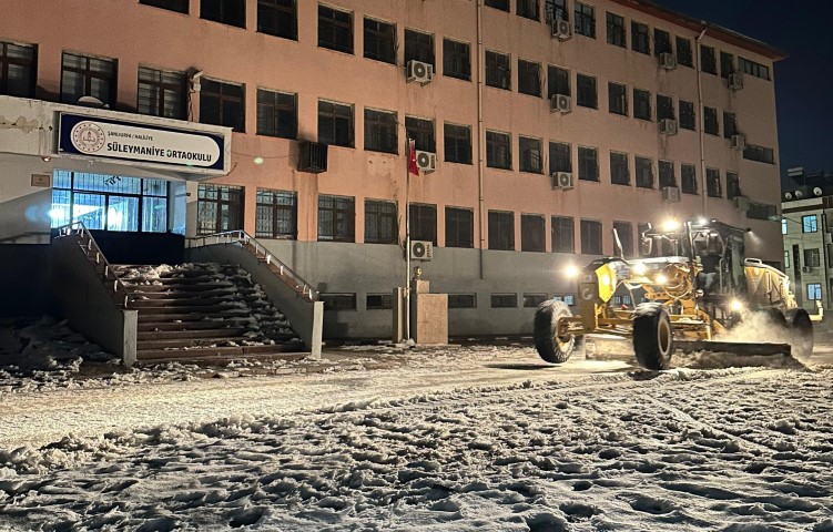 Hali̇li̇ye’de Okullarda Kar Temi̇zli̇ği̇ İçi̇n Yoğun Mesai̇ (3) (Küçük)