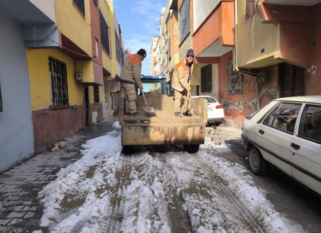 Şanlıurfa Haliliye’de Kar Küreme Çalışmaları Aralıksız Sürüyor (1) (Küçük)