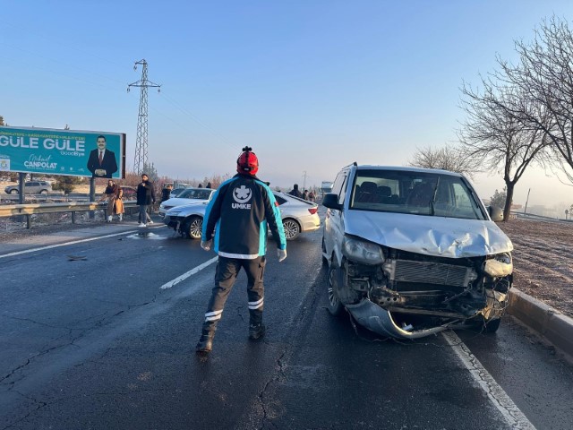 Şanlıurfa’da Gizli Buzlanma Tehlikesi Servis Minibüsü Ağaca Çarptı (2) (Küçük)
