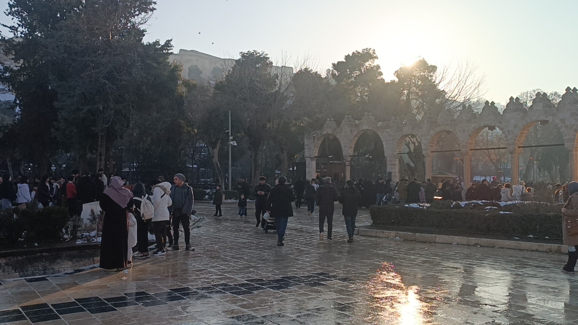 Şanlıurfa’da Kar Sonrası Güneş Balıklıgöl’e Akın Getirdi, (1)
