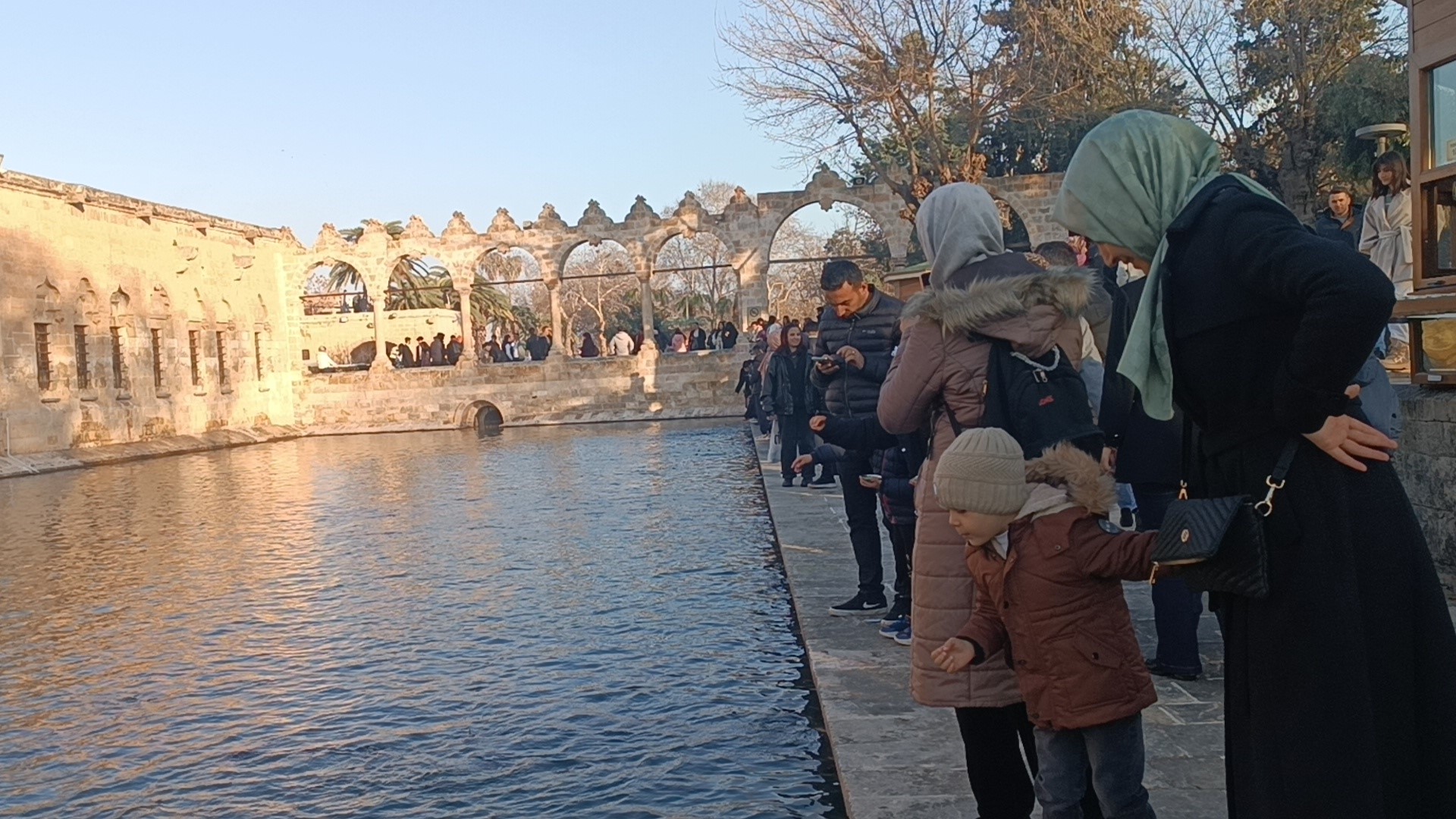 Şanlıurfa’da Kar Sonrası Güneş Balıklıgöl’e Akın Getirdi, (2)