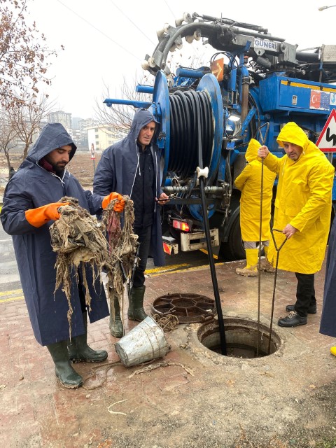 Şanlıurfa’da Sağanak Yağışlara Karşı ŞUSKİ 7/24 Sahada