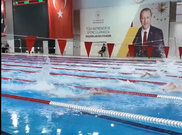 Şanlıurfa’da Türkiye Birinciliği Heyecanı: Genç Yüzücüler Suya Atladı!