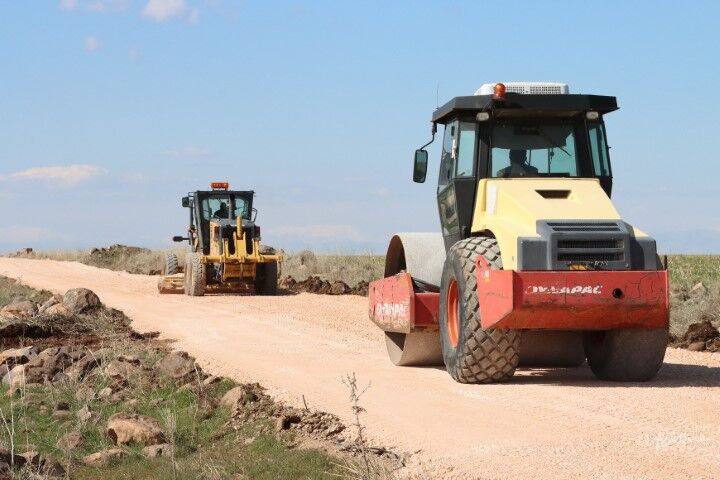 Büyükşehi̇r Beledi̇yesi̇, Si̇verek Kirsalinda Yol Konforunu Artiriyor (1) (Küçük)