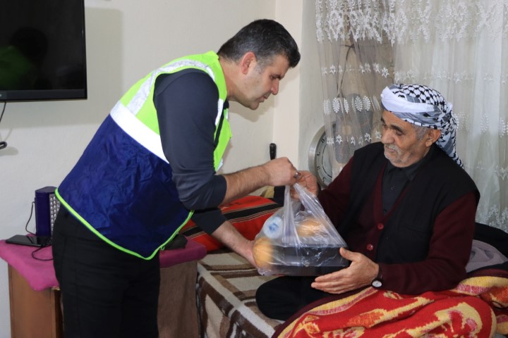 Şanlıurfa Büyükşehir’den 1100 Aileye Sıcak Yemek Desteği!