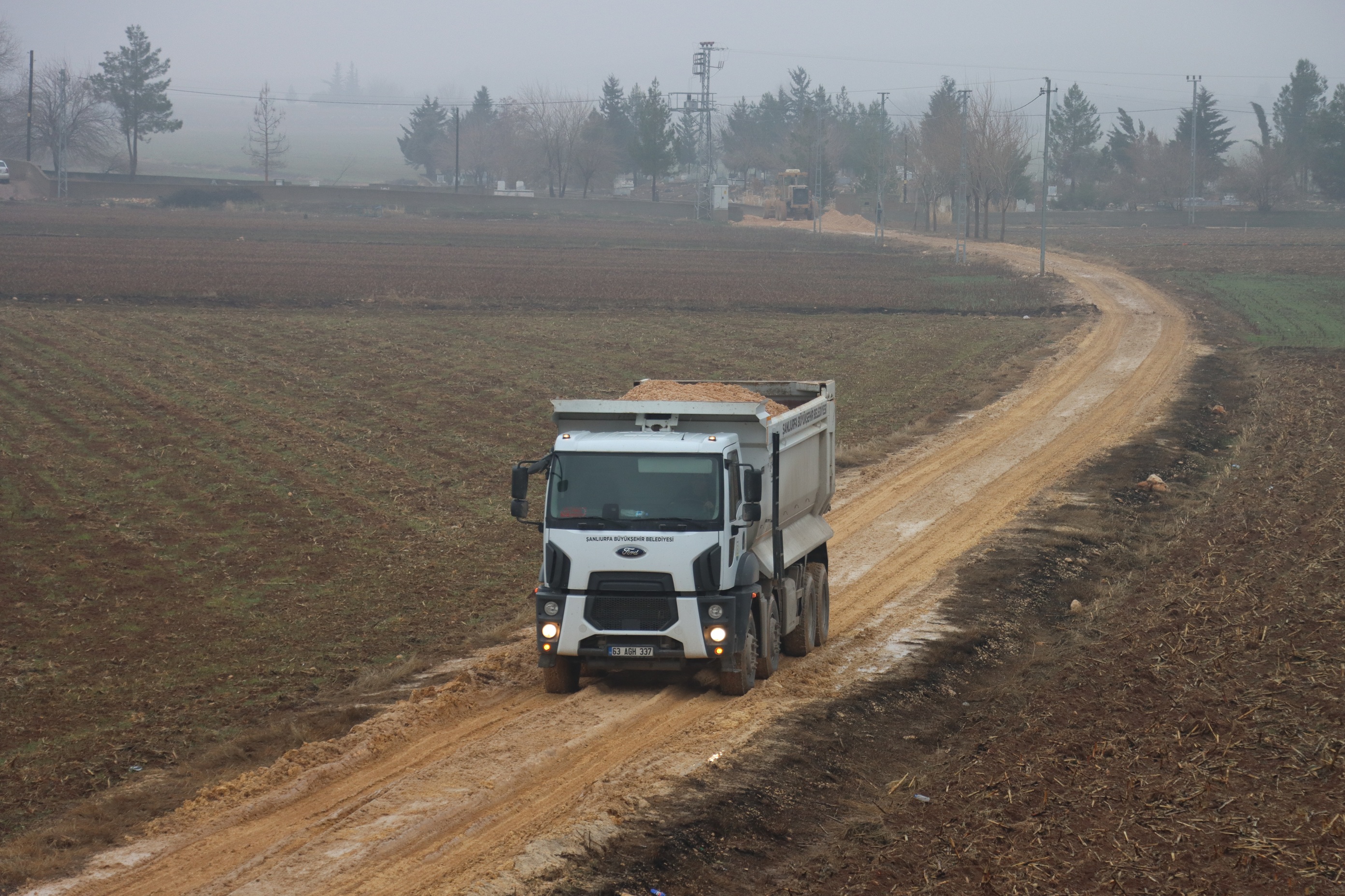 Şanlıurfa Büyükşehir Belediyesi Suruç’ta Mezarlık Yolu Çalışmalarına Başladı (4)