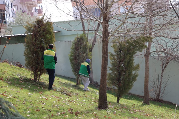 Şanlıurfa Karaköprü’de Parklar Yaz Öncesi Tertemiz Hale Getiriliyor!