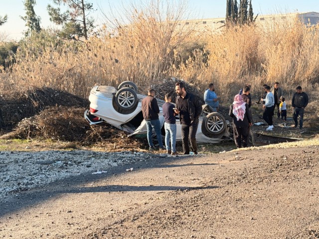 Şanlıurfa’da Devrilen Otomobilde Sürücüyü Pamuk Sapları Kurtardı (2) (Küçük)