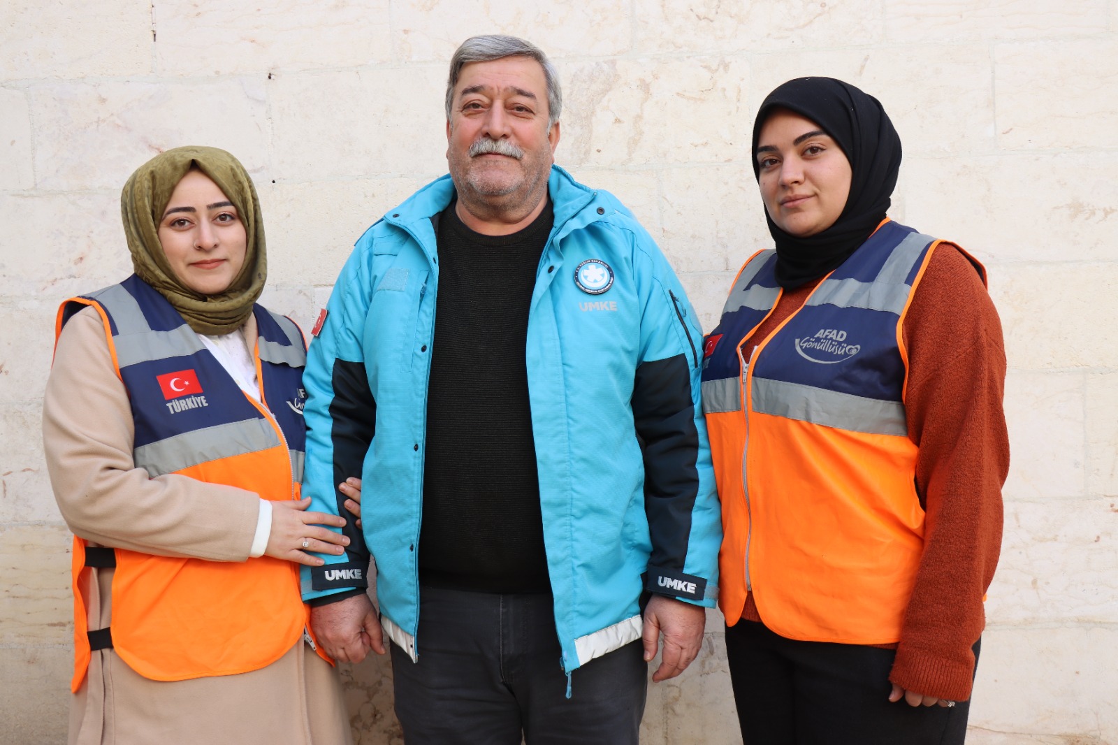 Depremden kurtulan kız kardeşler, babalarının izinden gidip AFAD gönüllüsü oldu