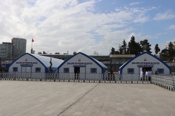 Şanlıurfa’da Ramazan Sofraları Topçu Meydanı’nda Kuruluyor!