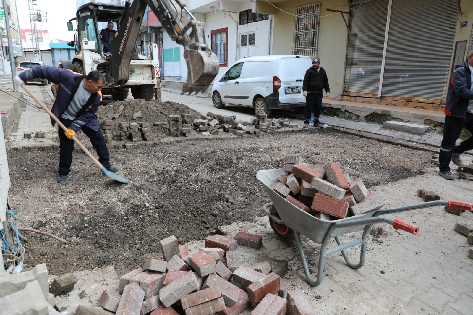 Viranşehir Belediyesi’nden Yağış Sonrası Yol Onarımı