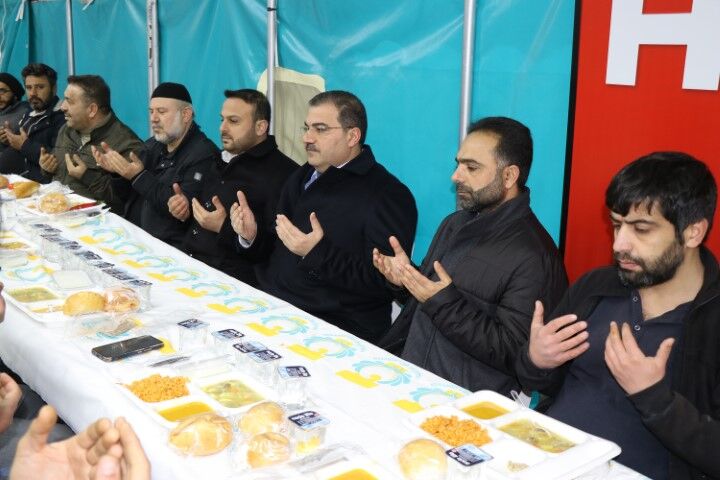 Başkan Mehmet Canpolat Vatandaşlarla İftar Sofrasında Buluştu (5) (Küçük)