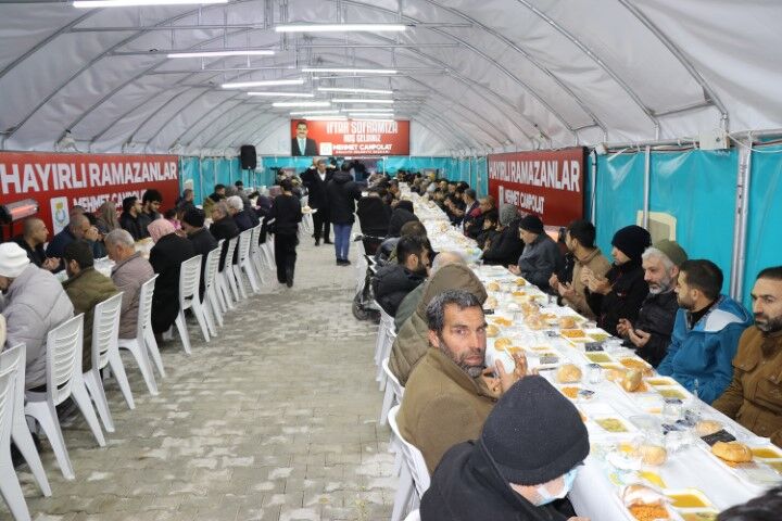 Başkan Mehmet Canpolat Vatandaşlarla İftar Sofrasında Buluştu (6) (Küçük)